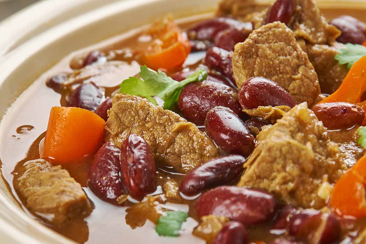 Classic Slow Cooker Chili Recipe. Gymonset
