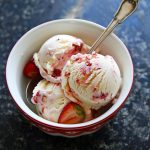 Creamy homemade ice cream made in five minutes, served in a bowl with a smooth texture and simple ingredients.