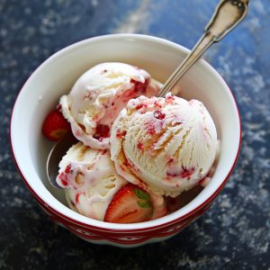 Creamy homemade ice cream made in five minutes, served in a bowl with a smooth texture and simple ingredients.