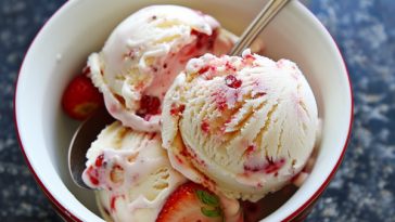Creamy homemade ice cream made in five minutes, served in a bowl with a smooth texture and simple ingredients.