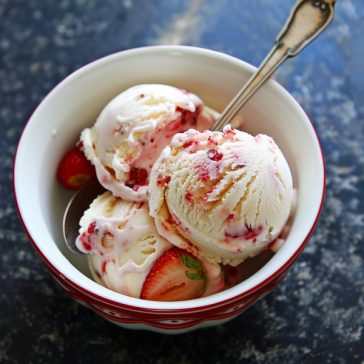 Creamy homemade ice cream made in five minutes, served in a bowl with a smooth texture and simple ingredients.