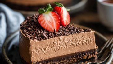 No bake Nutella cheesecake with a creamy chocolate-hazelnut filling, Oreo crust, and whipped cream topping.