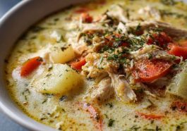 A creamy bowl of crack chicken soup with shredded chicken, crispy bacon, cheddar cheese, and green onions.