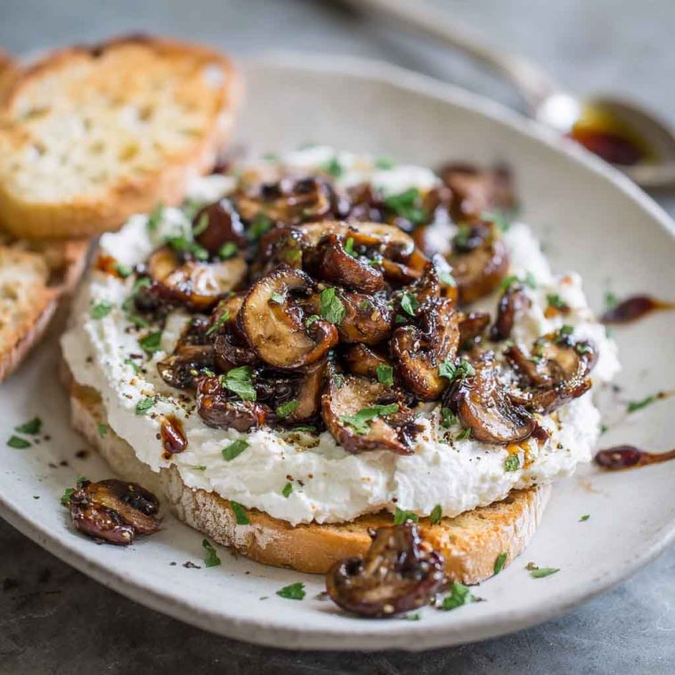 Whipped ricotta topped with balsamic marinated mushrooms, fresh herbs, and a drizzle of olive oil served on crusty bread.