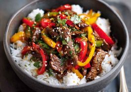 Healthy beef and pepper rice bowl with tender beef strips, colorful bell peppers, fluffy rice, and a light savory sauce served in a bowl.