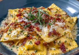 Olive Garden-inspired ravioli carbonara crunch served in a skillet with crispy breadcrumbs, creamy carbonara sauce, cheese-filled ravioli, and garnished with parsley.