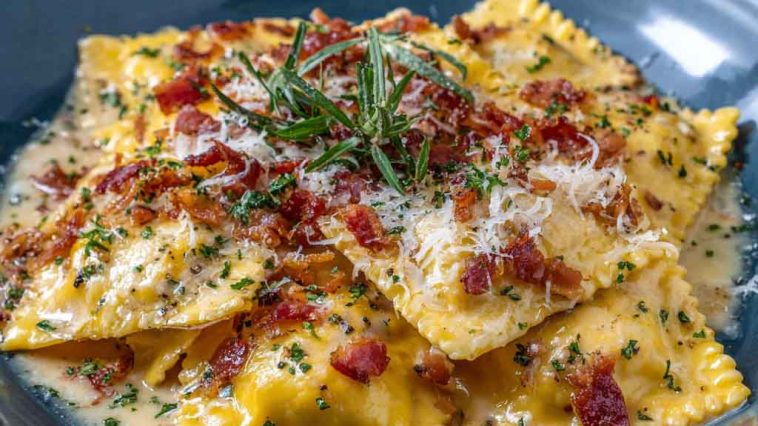 Olive Garden-inspired ravioli carbonara crunch served in a skillet with crispy breadcrumbs, creamy carbonara sauce, cheese-filled ravioli, and garnished with parsley.