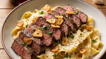 Garlic parmesan steak pasta – Creamy pasta tossed with garlic parmesan sauce and tender steak slices.